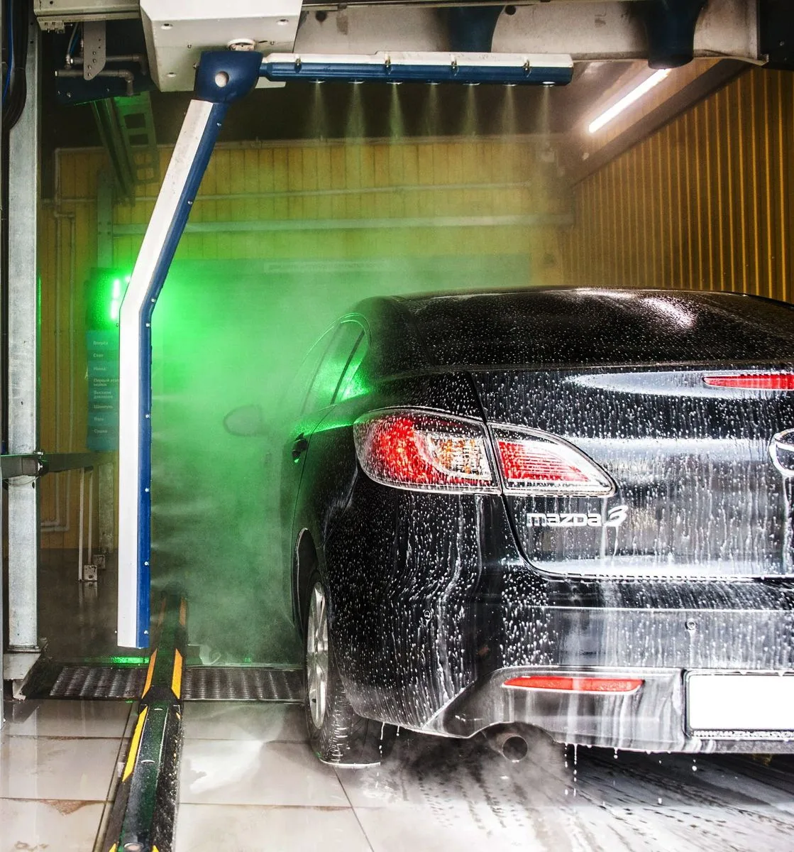 Автомобиль в процессе робот-мойки